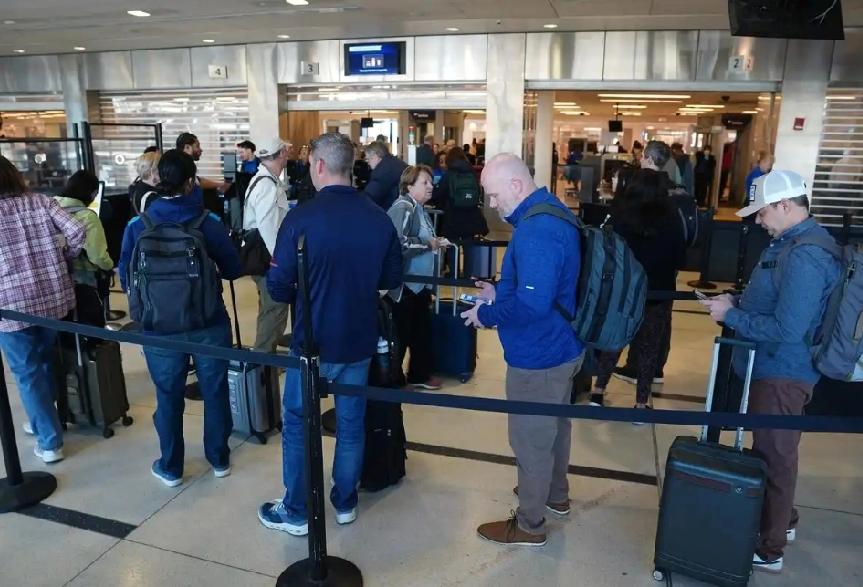 【美国国土安全部定于25日向国会通报，该部门"停摆"导致5万名机场安检人员被迫无