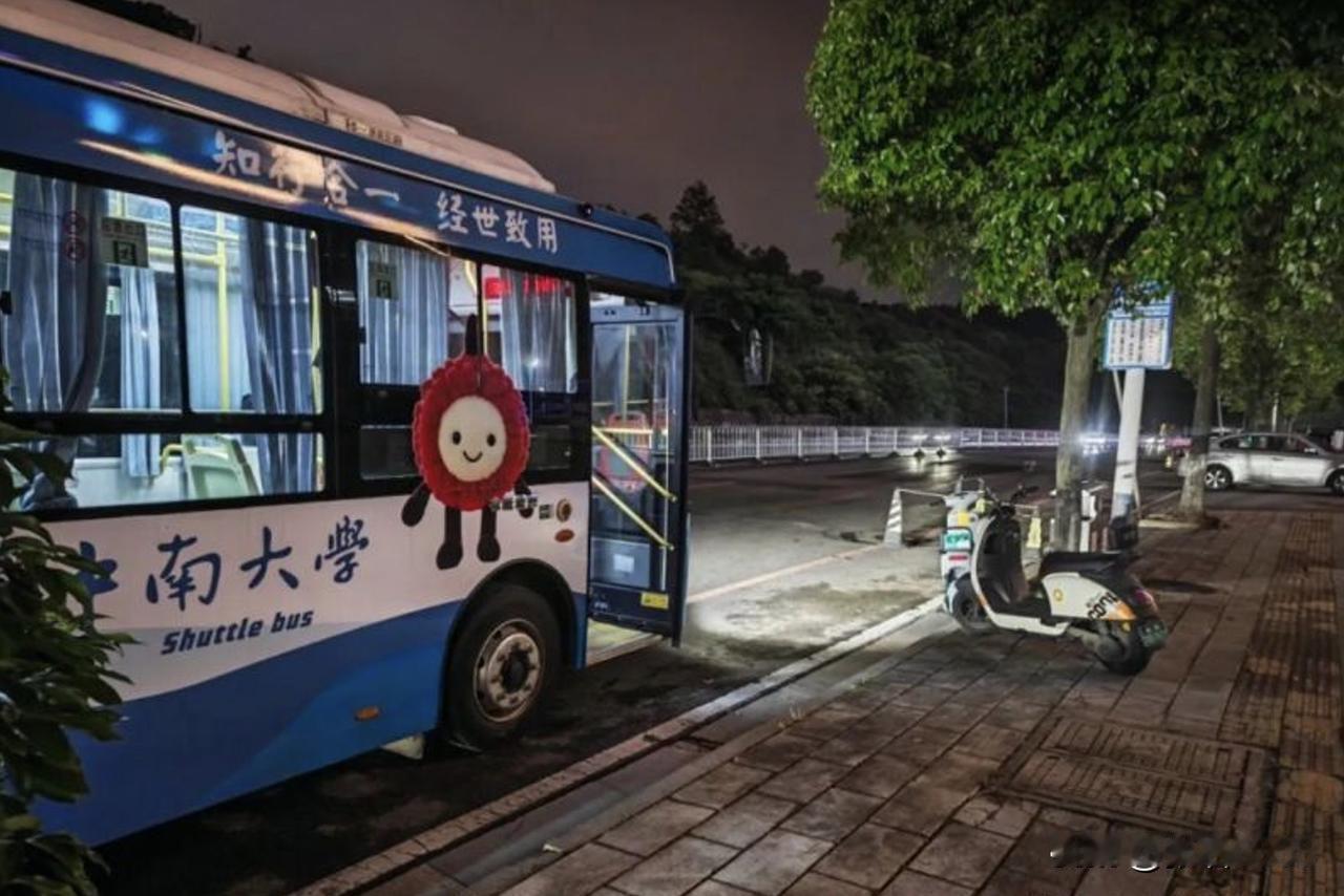 长沙岳麓高新区园区开通免费夜班通勤公交，晚归员工回家最后一公里难题解决了。6月2