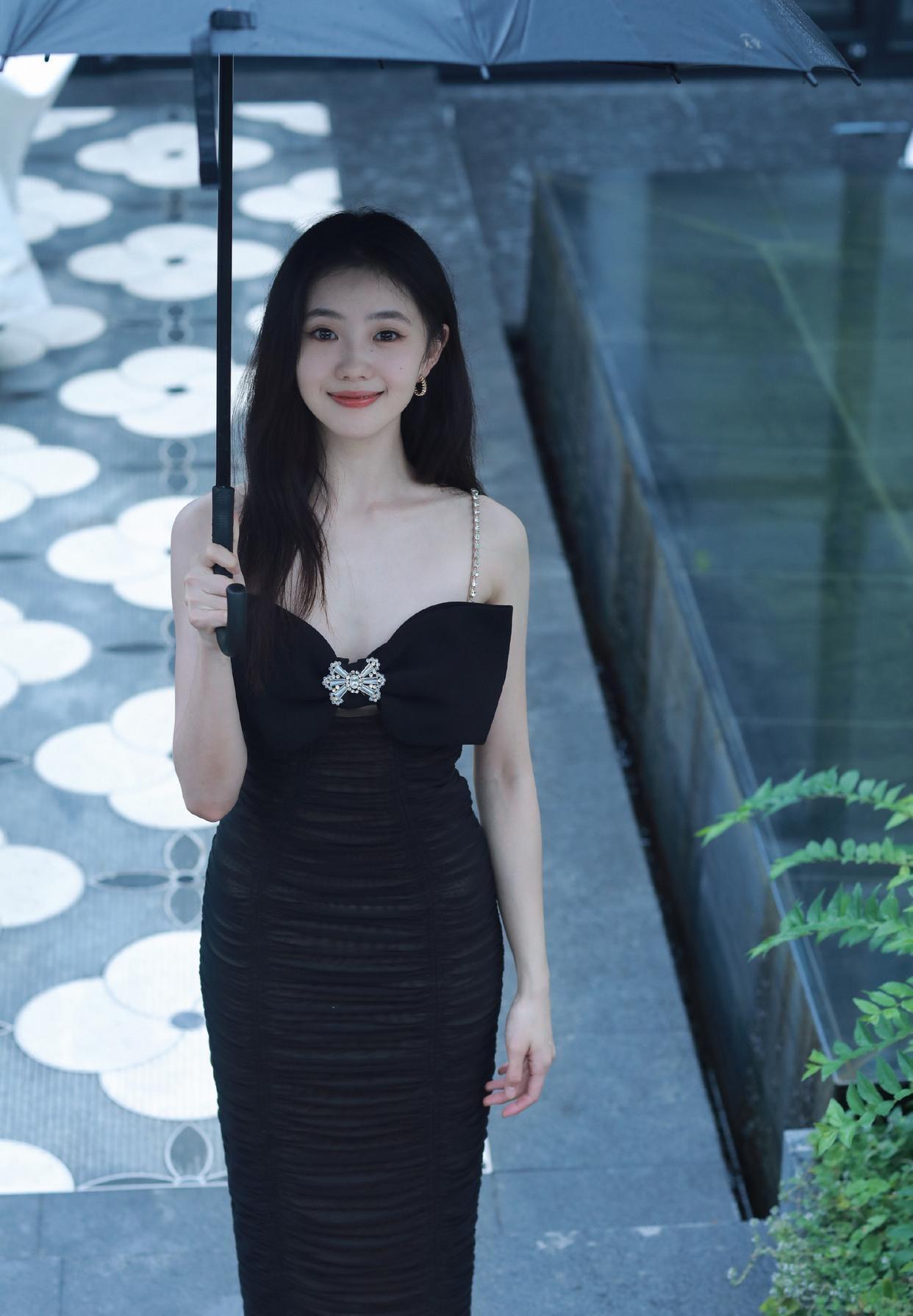 刘浩存黑裙惊艳，00花咖位稳了，美到心颤！