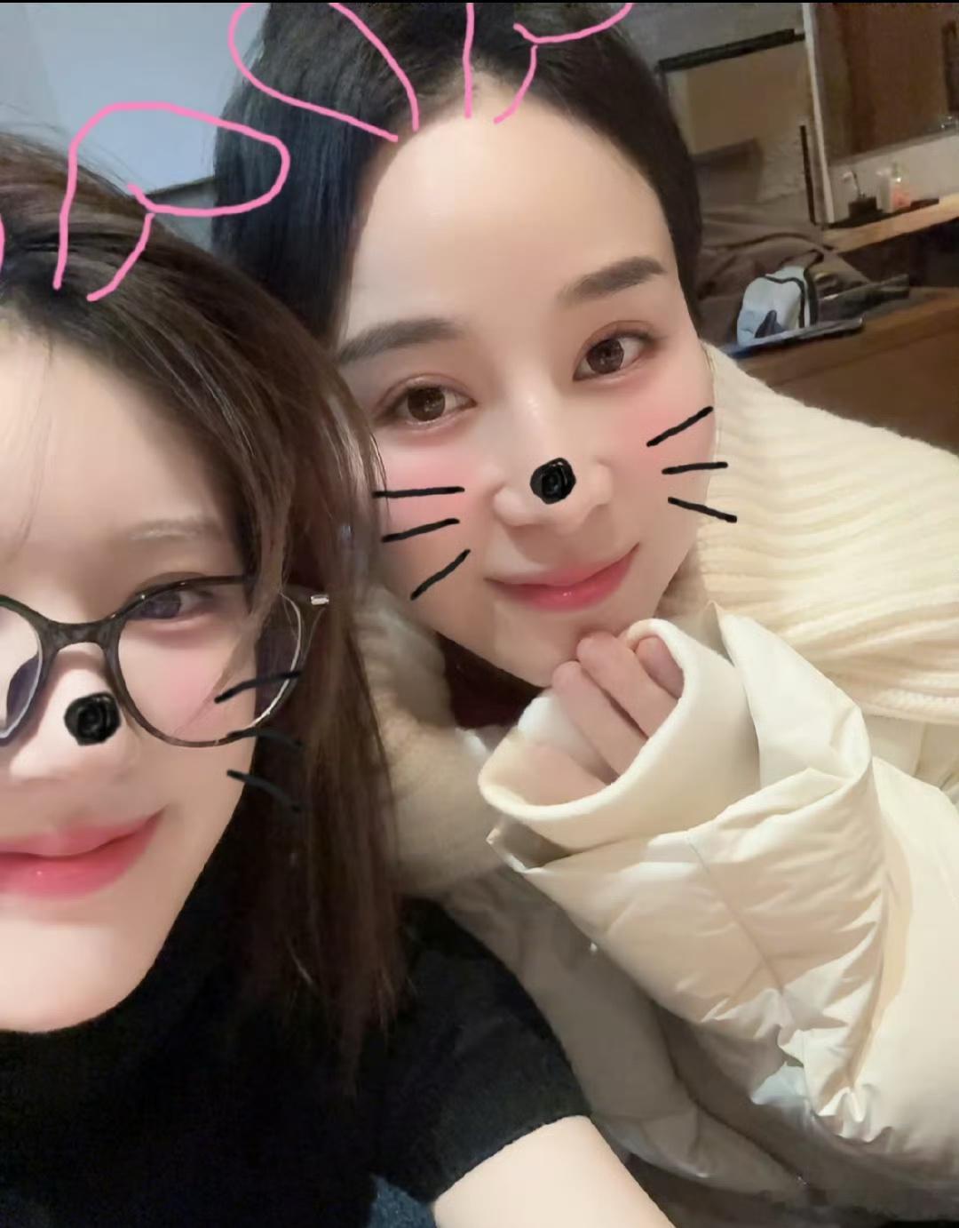 OMG 赵露思去看望小谢了 ，女孩之间的惺惺相惜和互帮互助 