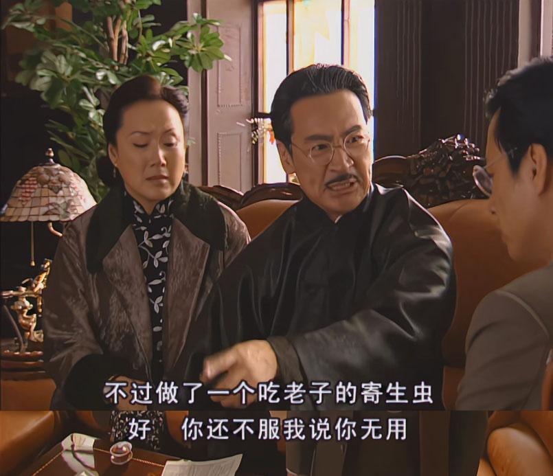 每次金铨教训儿子时，金太太就在旁边和稀泥，要说金家几个儿子没出息，金太太要付一半