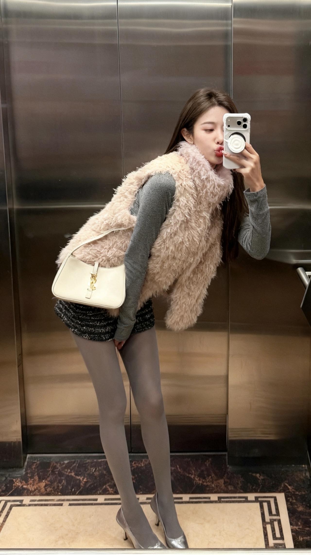 今日穿搭推荐：韩系甜妹风，整体温柔又有质感：
上衣：灰色紧身长袖打底+甜杏粉毛茸