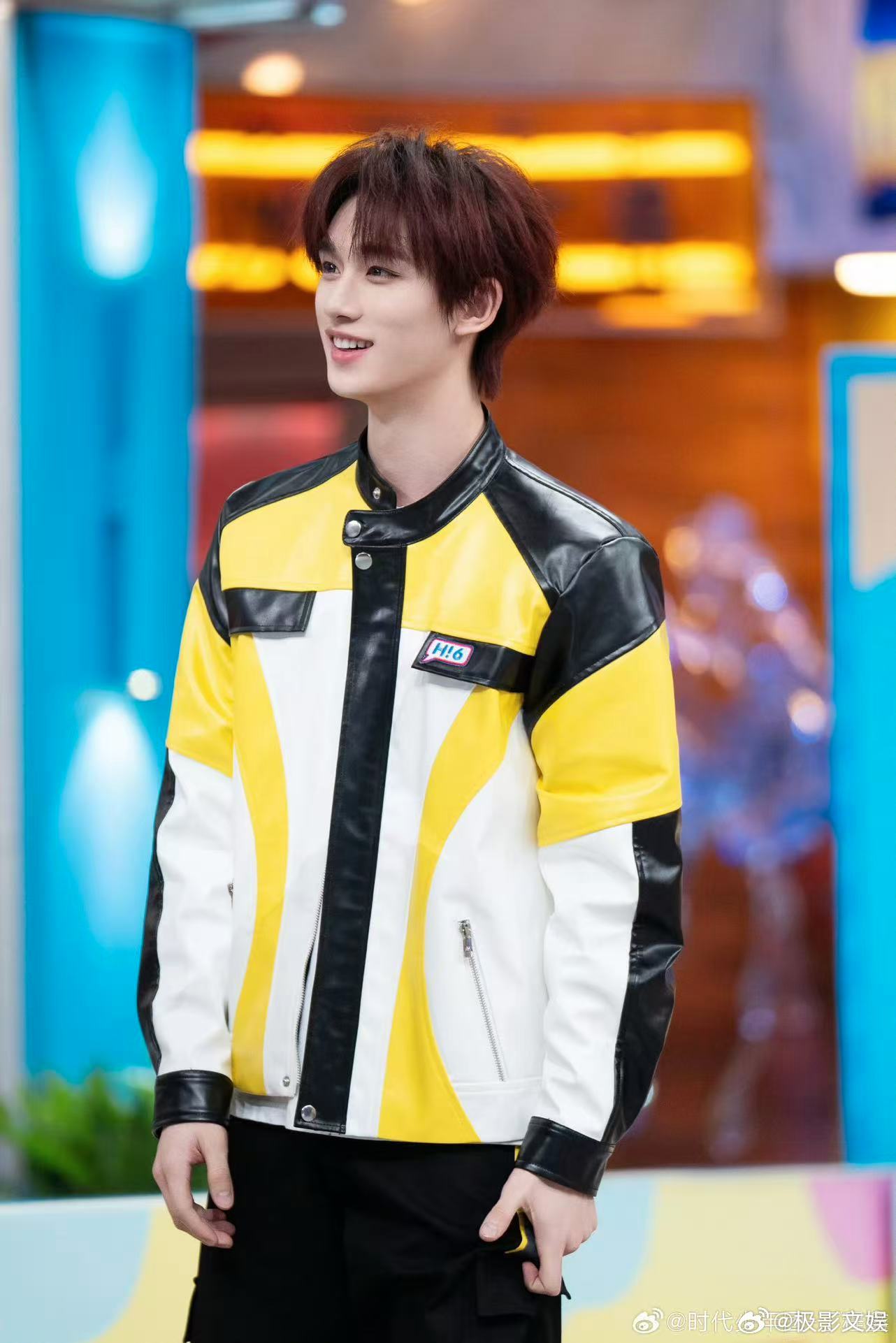 丁程鑫不是千里马也不是二维码丁程鑫黑黄夹克丁程鑫不是千里马也不是二维码，帅，真是
