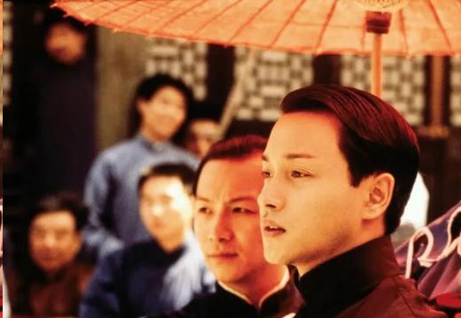 2010年，张丰毅透露，在拍摄《霸王别姬》时，大家都躲着张国荣，觉得很丢人，因为