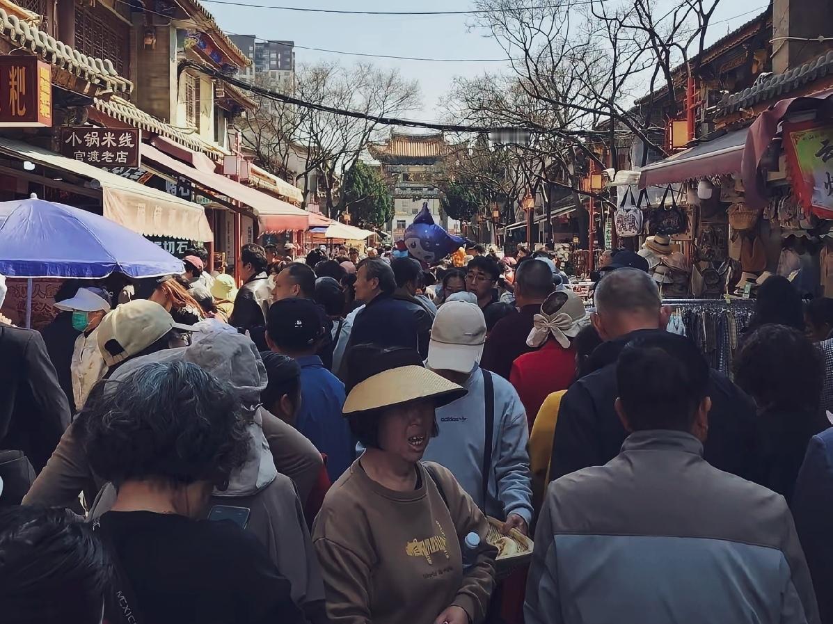 🔥爆火！今年春节昆明彻底刷屏，人山人海太震撼
   今年春节昆明直接火出圈！暖