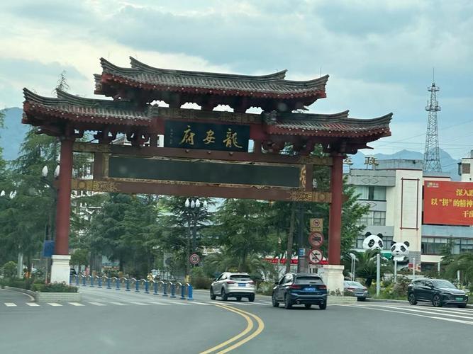 安府

星辰舞
月光沐
璀璨光河绕安府
格格们轻轻提着裙裾
阿哥们匆匆赶着任务