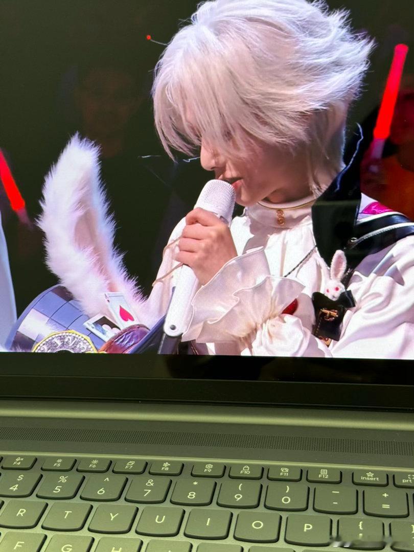 华晨宇刺激之夜COS童趣迷兔华晨宇刺激之夜飞碟live舞台飞碟悬浮的舞台设计很有