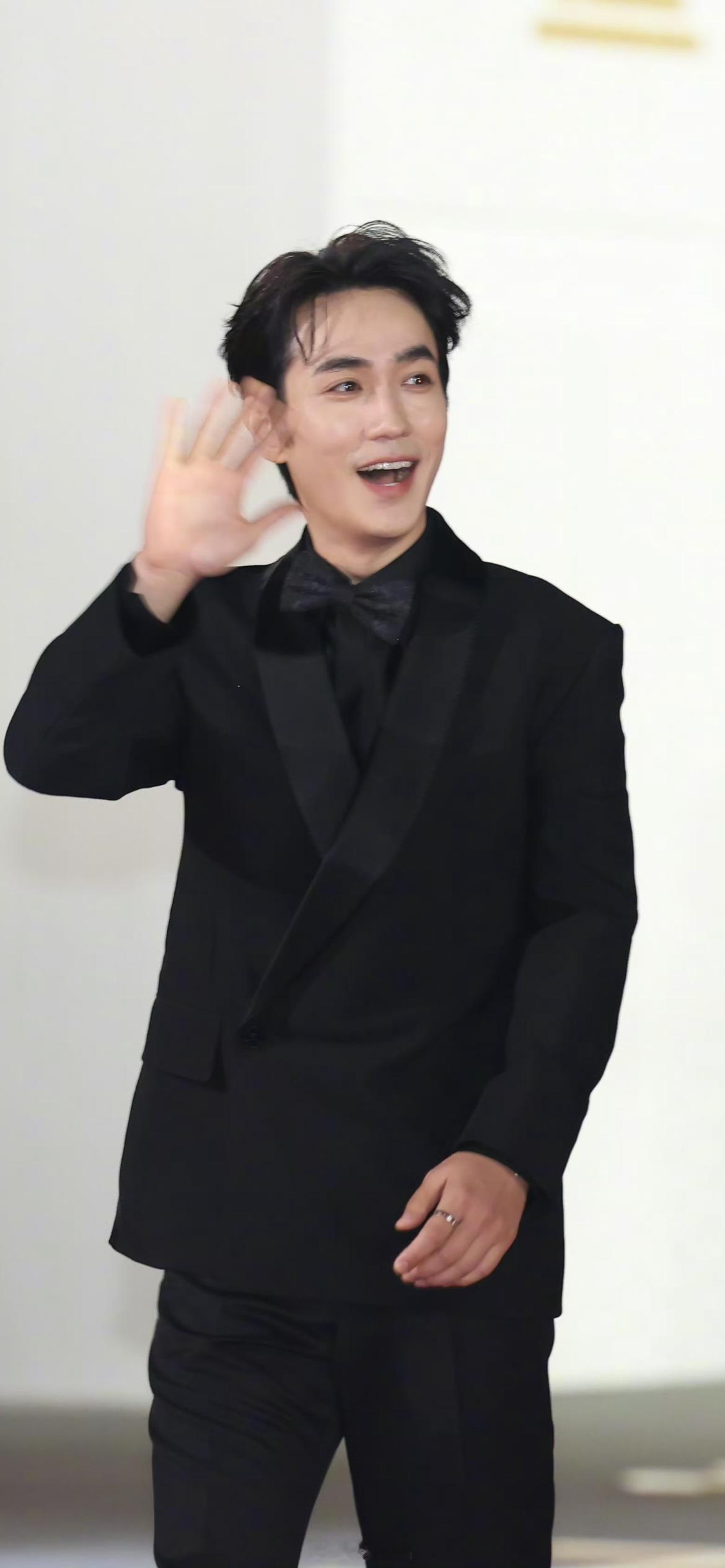 可爱的“老干部”挥手——朱一龙 亮相2025金鸡奖闭幕红毯，一如既往的有型帅气，