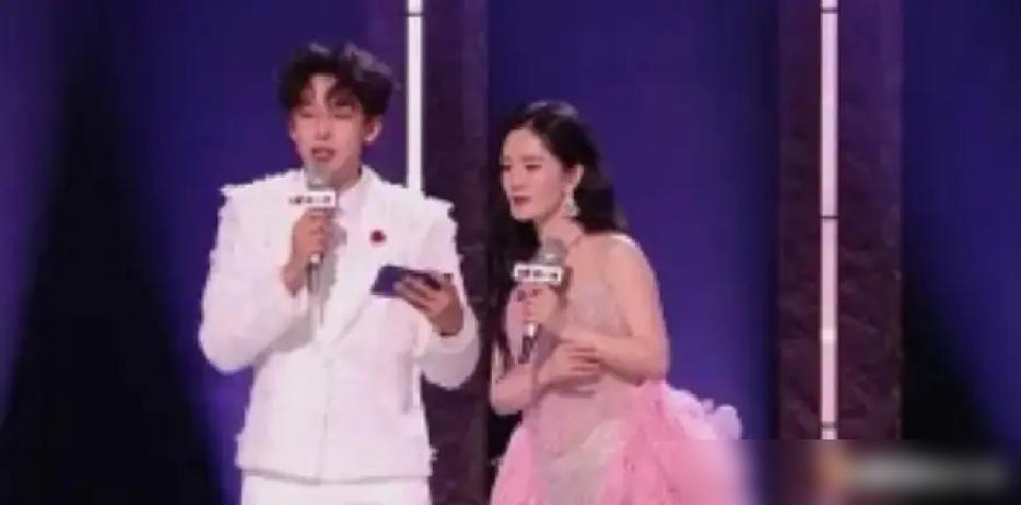 骂她公私不分？你根本没看懂这场蓄谋已久的阳谋。
我告诉你，那不是一次口误，那是