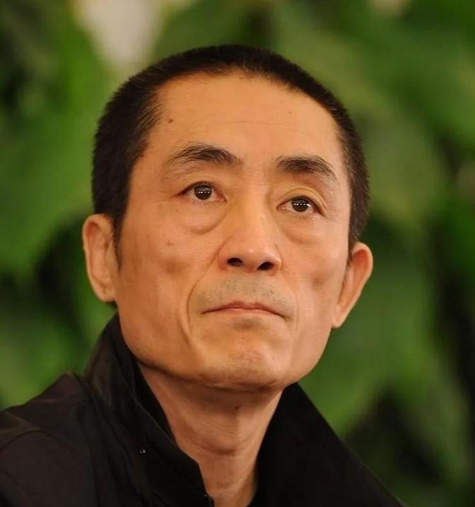 1987年，张艺谋筹拍《红高粱》，女主选了“身材丰满”的史可。然而，巩俐也想出演