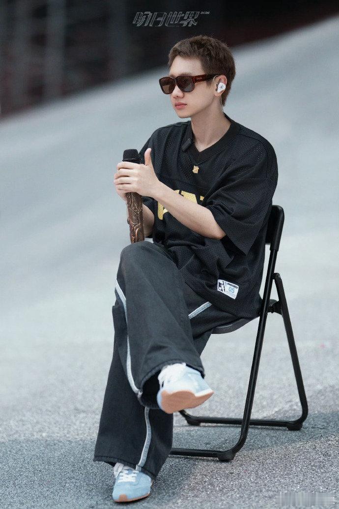 汪苏泷又换了新衣服汪苏泷鸟巢又换新衣服，造型一套接着一套，审美在线帅气值拉满。看