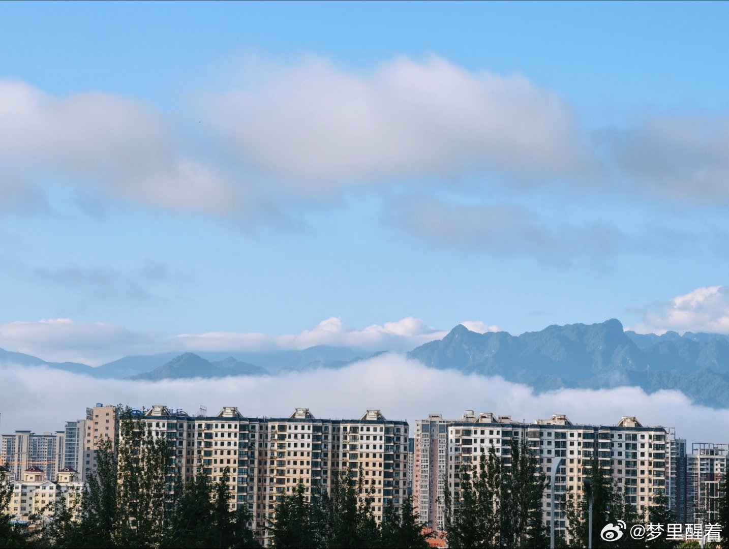 晨雾漫过山林，云起山间，城在画中。 