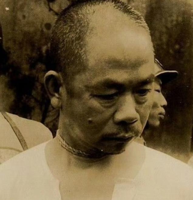 这不是剧照，而是吴石将军牺牲前，敌人给他拍下的最后一幕镜头，此时的他表情凝重，虽