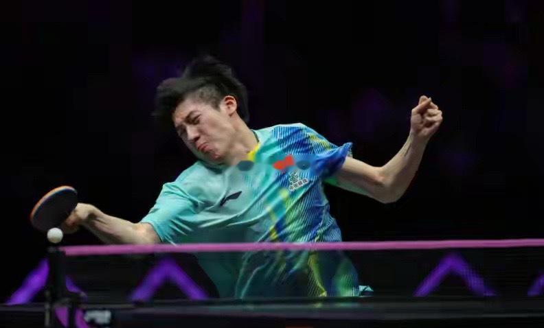 球衣汗渍从锁骨漫到腰际，擦汗毛巾拧一把能浇半杯。换件干衣服就拽着刚打完女双8强的
