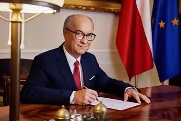 波兰总统收回报销，泽连斯基直接走快递退回去——还特意拍了张运单照片晒在网上。这事