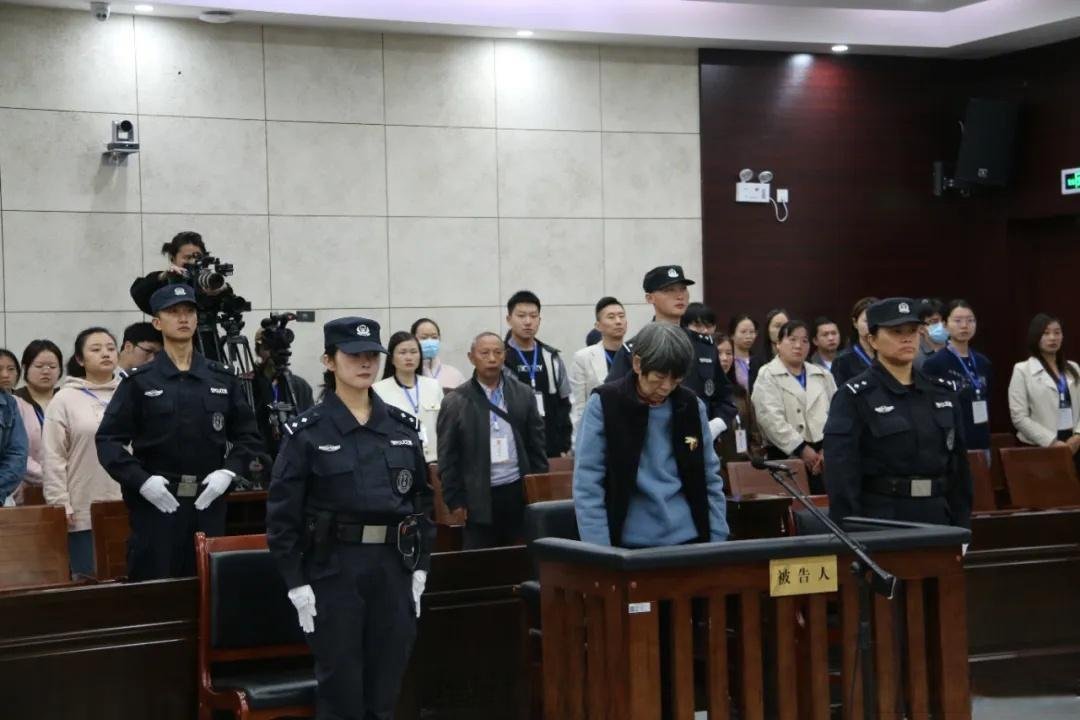 #余华英重审一审死刑#尘埃落定！死刑！正义虽然迟到，但是没有缺失！一个恶魔，造成