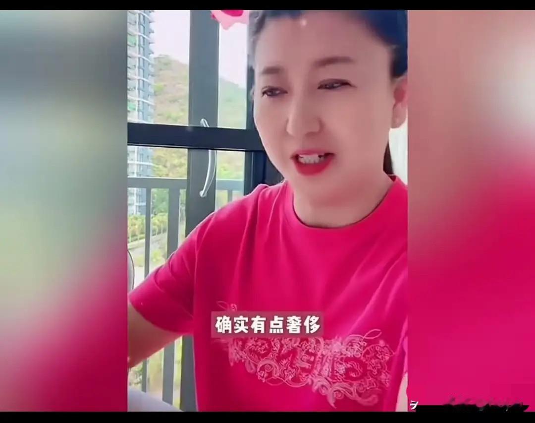 谁能忍啊！

  国家一级演员闫学晶一边喊着“年花百万不够用”哭穷，一边被扒北京