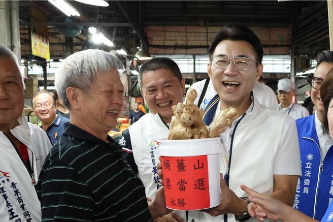 选战进入最后倒数50天，国民党台中市长参选人江启臣连假首日9日清晨准时上工，展开