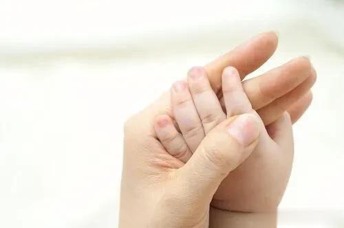 为什么宝宝喜欢盯着小手看#0-6岁育儿经# 

这是因为在发育的过程中，宝宝的小