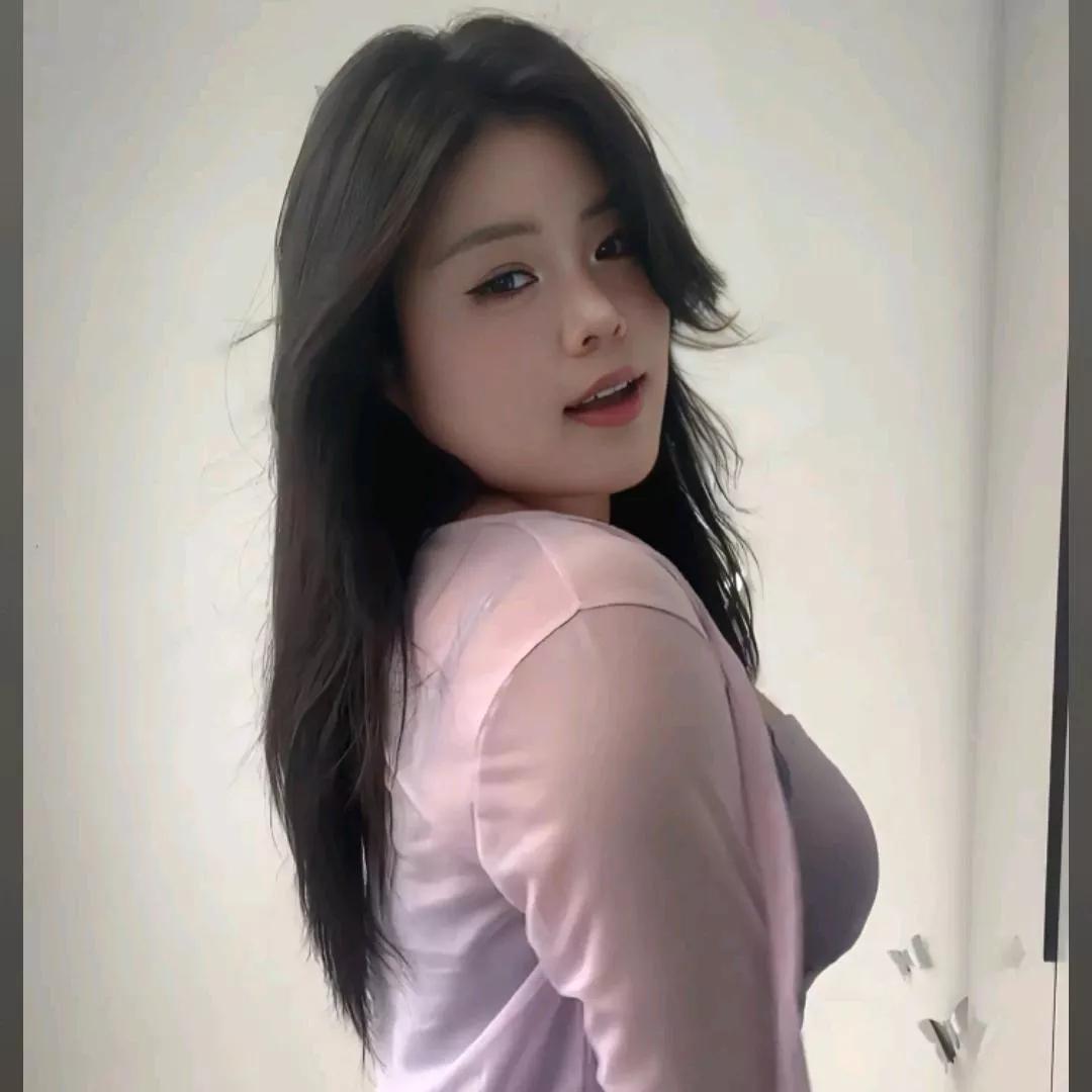 温柔甜美的少女，粉色的衣衫，淡淡的微笑，自然美丽。