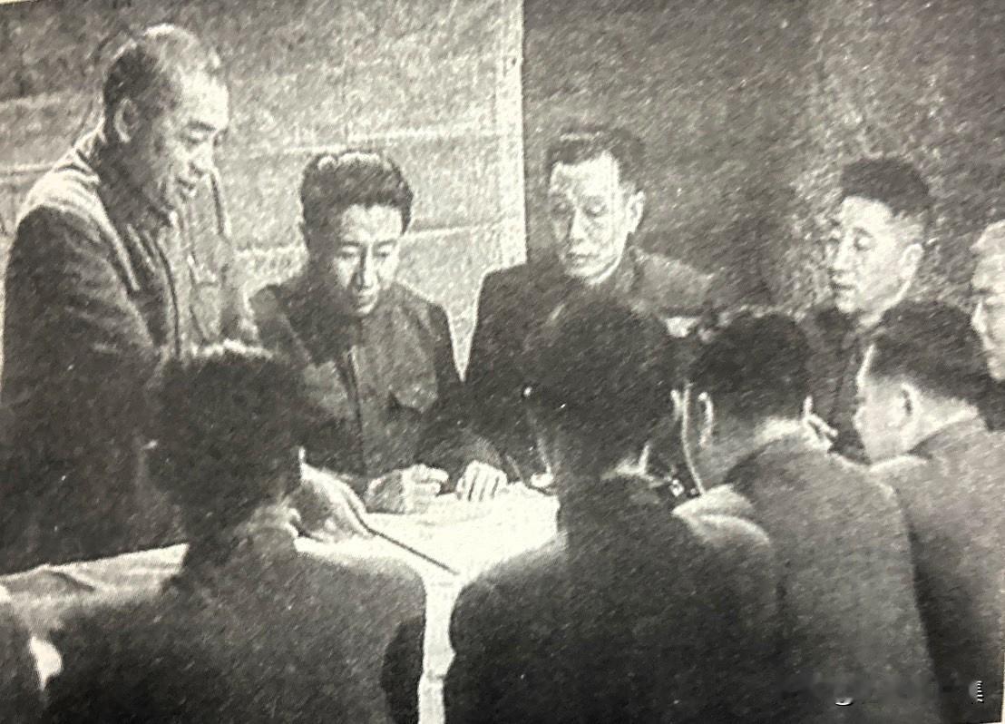 1951年，彭德怀司令员在前线指挥所召开会议。正面左起彭德怀、解方、李志民、秦基