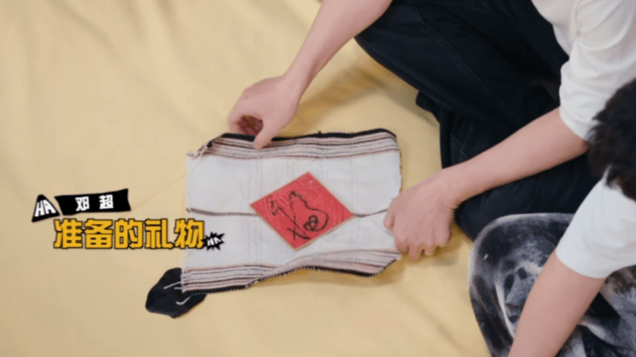 邓超陈赫做毛不易 别说 邓超这福字写得还挺不错啊 