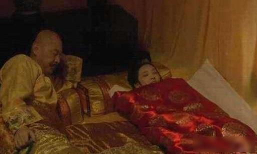 侍寝的妃子抬上龙床后最怕什么？不是皇帝，而是枕边那根油光发亮的棍子。
永乐年间的