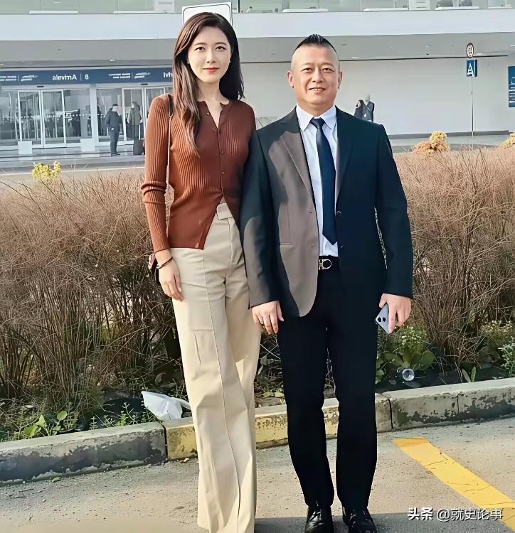 保剑锋曾经评价，她是中戏两百年一遇的美人，就连见惯美女的张柏芝，见到她都忍不住侧