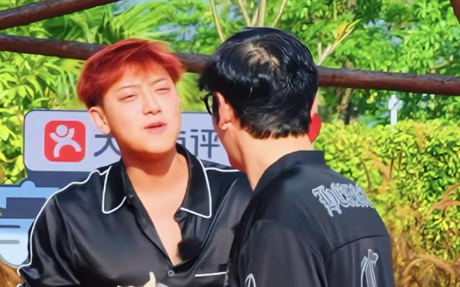 救命，我们晓明哥是秃了吗？

今天追综艺时，看到一抹白从我的视线中闪过，哦，原来