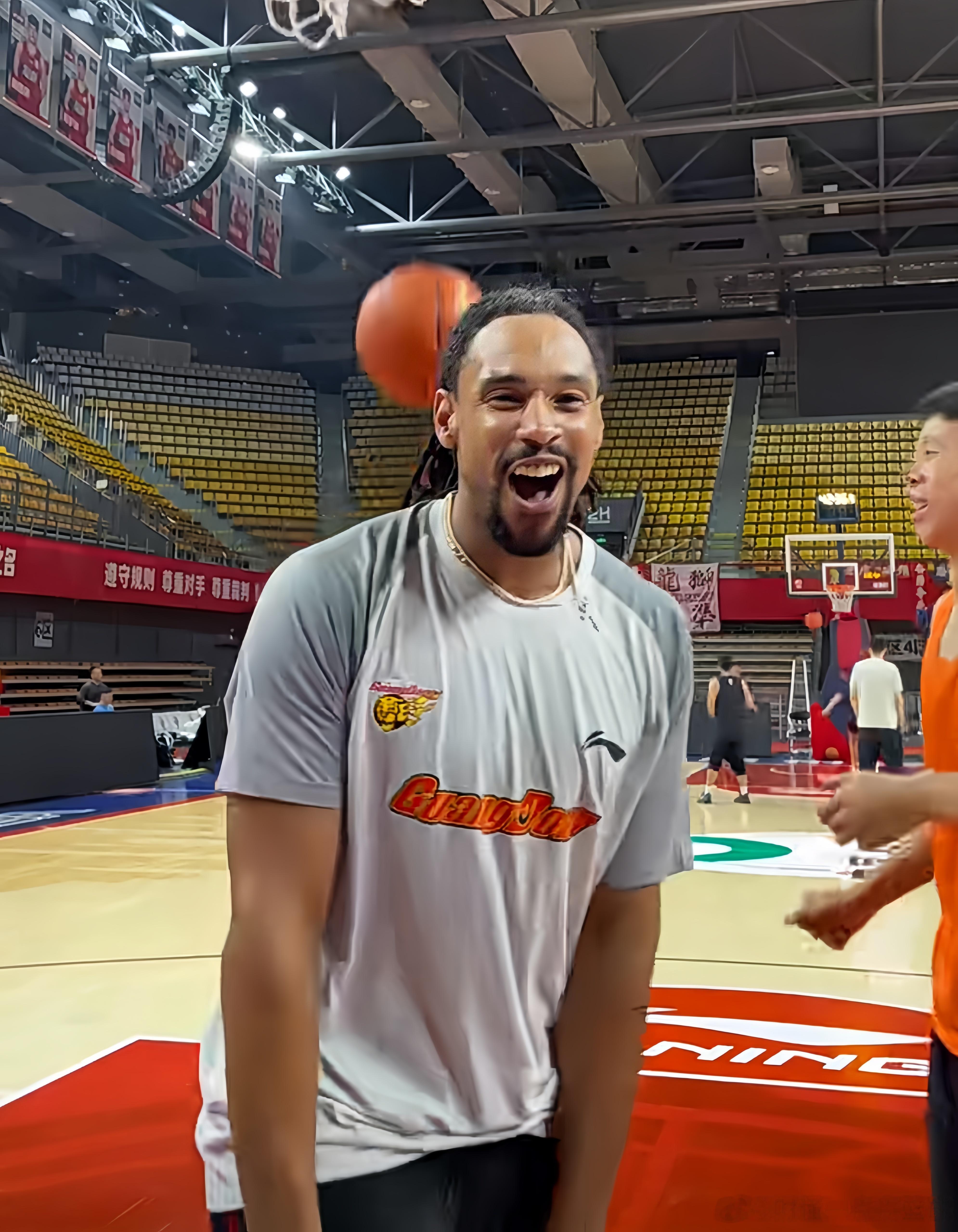 广东宏远男篮大外援萨林杰凭借在对阵广州男篮的比赛中砍下32分11个篮板的表现，入