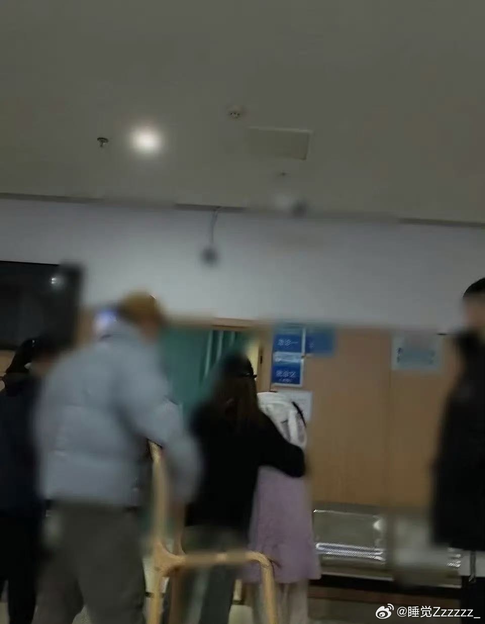 曝李一桐深夜进医院网友医院偶遇李一桐心里揪得慌，深夜去医院肯定很难受，别勉强自己