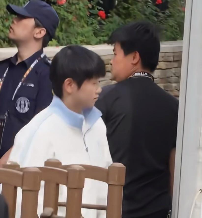 小莎莎真的是随便换件衣服就可爱到不行 ​​​