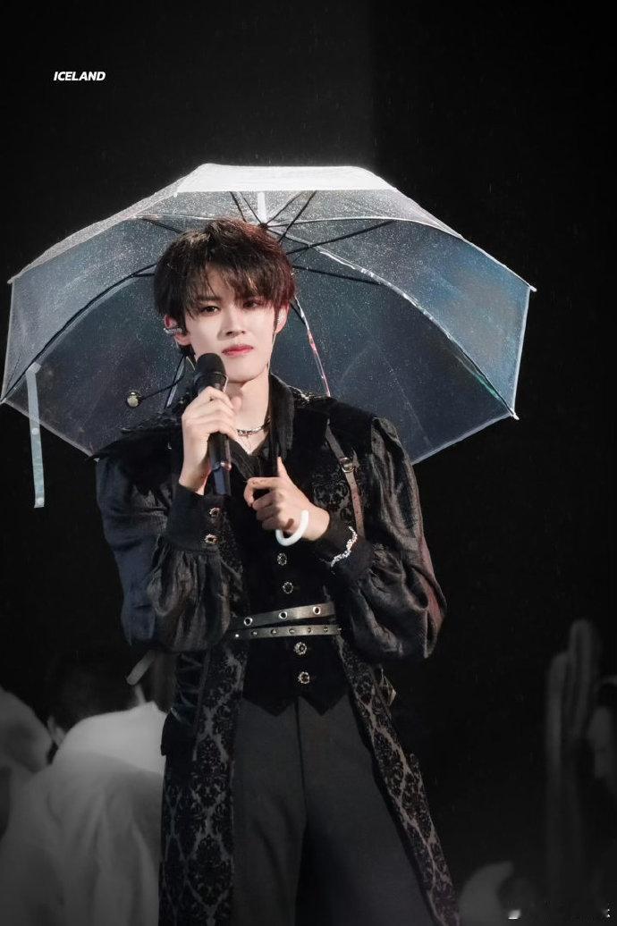 张极 黑夜问白天雨水加持下的舞台自带故事感，张极丝框眼镜造型亮眼，扎实的演唱功底