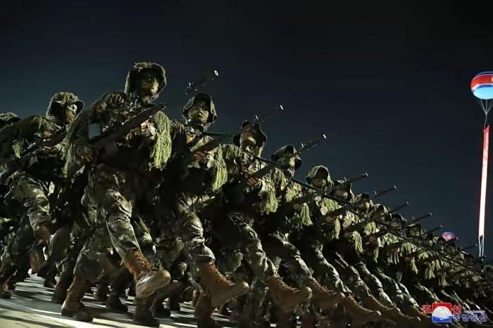 看了伊朗打美国的军事基地，我终于明白了，美国为什么不敢动朝鲜。其实现在朝鲜的军事