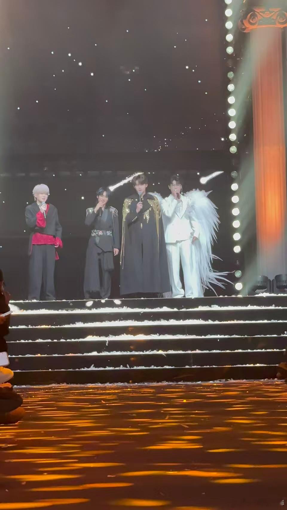 PEL选手合唱精英不凡 当PEL选手集体开嗓，瞬间被震撼到！熟悉的身影站在舞台中