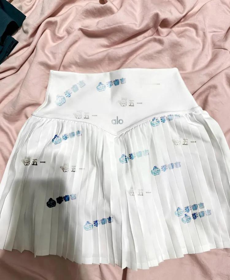 我600多的裙子啊，该不该揍？拆开我穿都还没穿过，不知道怎么在书房扒到的姓名章，