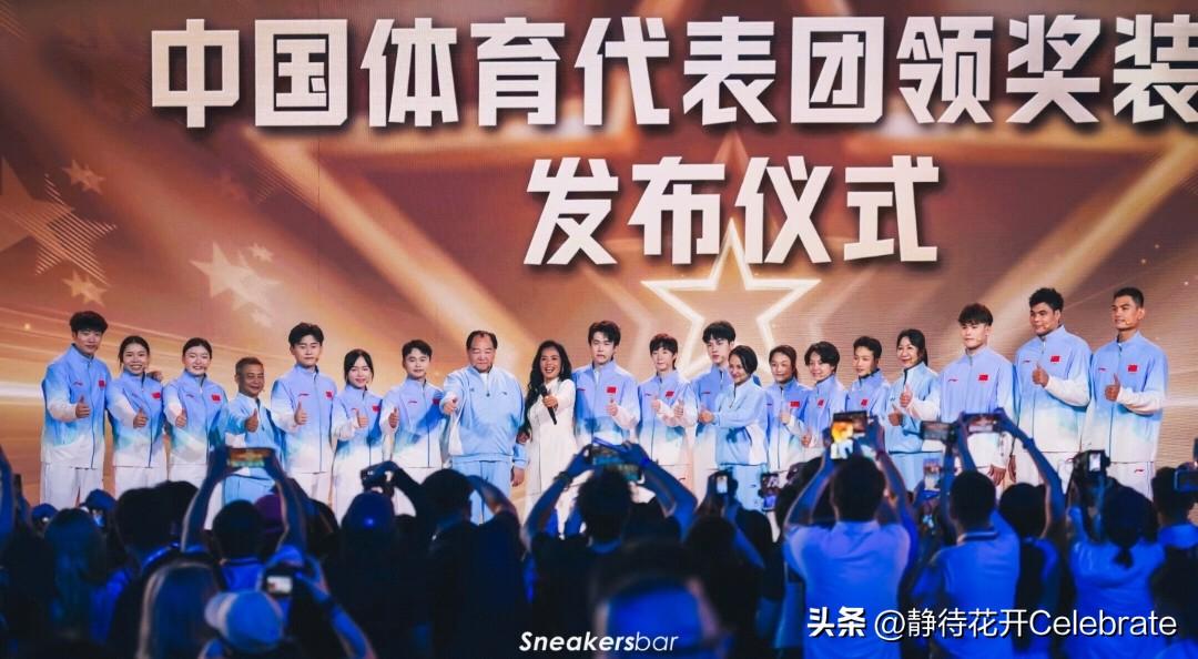 哇塞，蓝白相间的领奖服非常好看呀[赞][赞]今天晚上第20届亚运会中国体育代表团