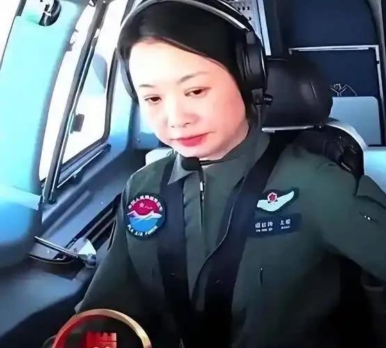 阅兵女机长：云端巾帼的隐秘付出

阅兵场上，女机长驾驶战鹰划破长空，英姿飒爽惊艳