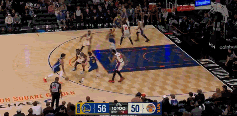 五佳球！里查德大鹏展翅隔扣阿奴诺比！
在今天NBA常规赛勇士对阵尼克斯的第三节比