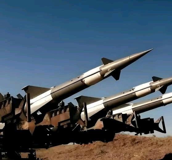 《美军发动20架战机突袭，90枚导弹瞬间砸下，中东35个目标被彻底摧毁！》最近，