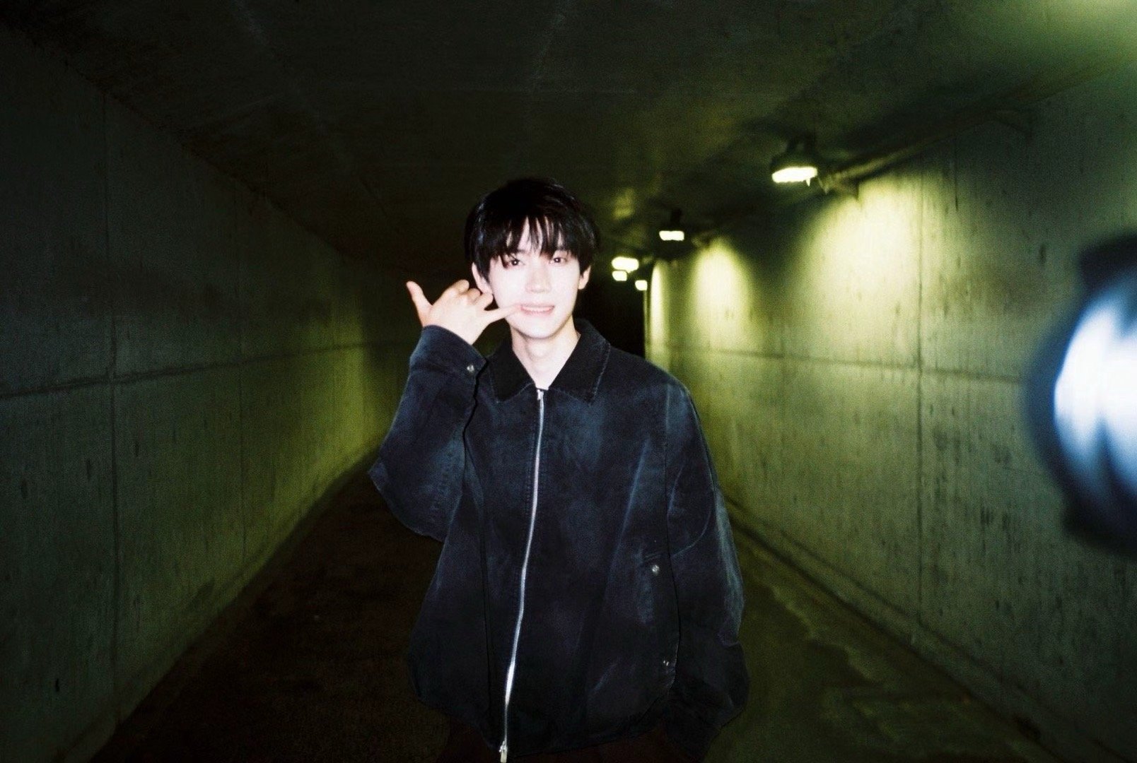 周翊然隧道随拍 周翊然隧道随拍来啦 请问穿过隧道就可以和见面吗？all blac