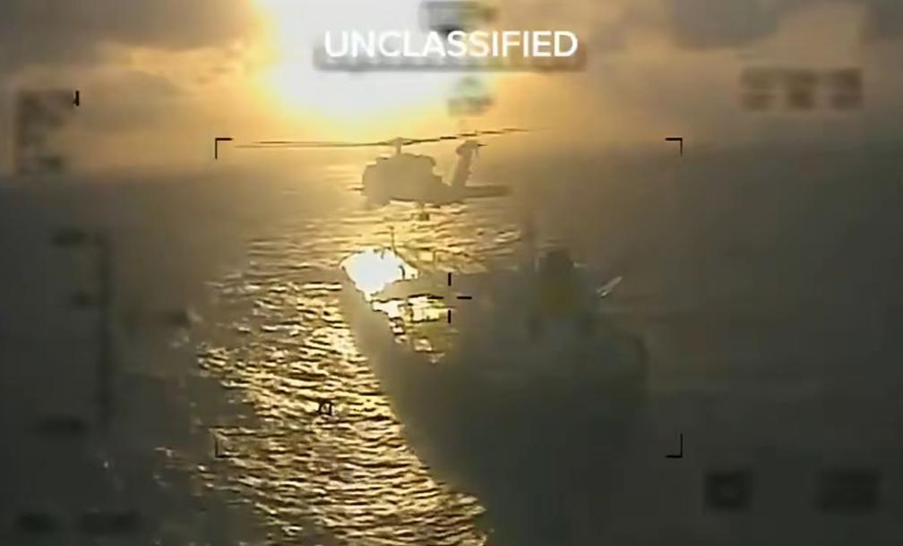 横的怕不要命的！贝拉1号这次给全世界的轮船打了个样:美国海军就是纸老虎。

最近