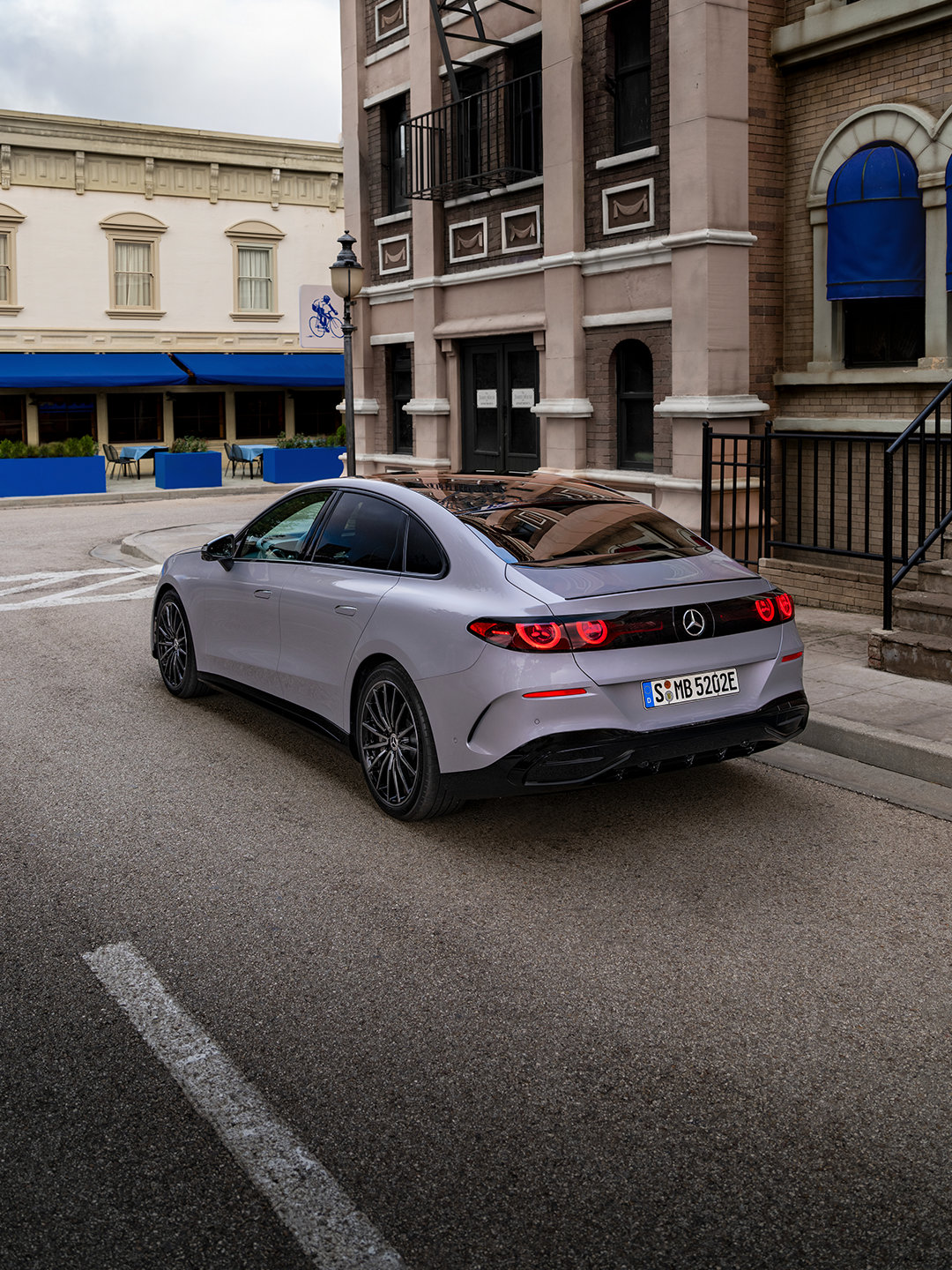 奔驰纯电C级轿车美图鉴赏，有点大眼萌的感觉。 