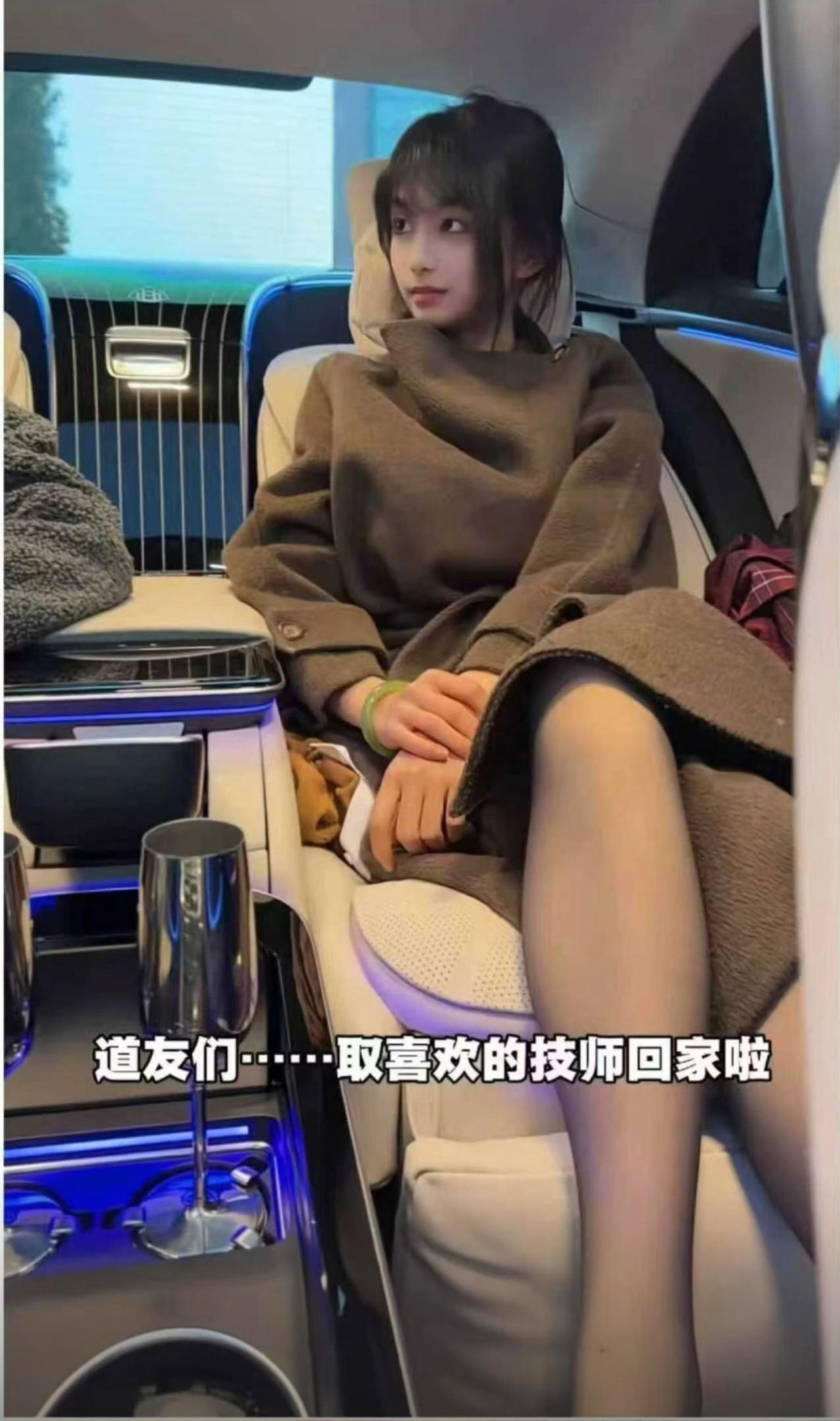 本以为是浪漫求婚迎娶佳人，仔细一看才恍然大悟，原来是把常去店里熟悉的技师娶回了家