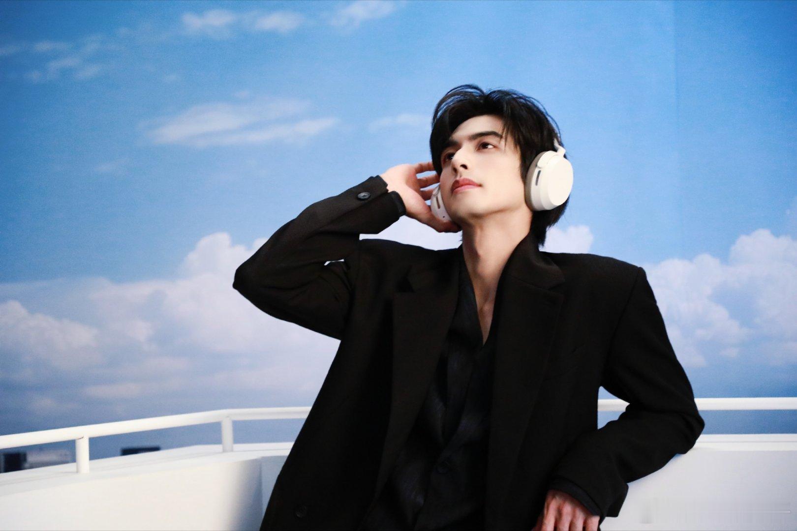 宋威龙 戴上耳机就是电竞男主。 