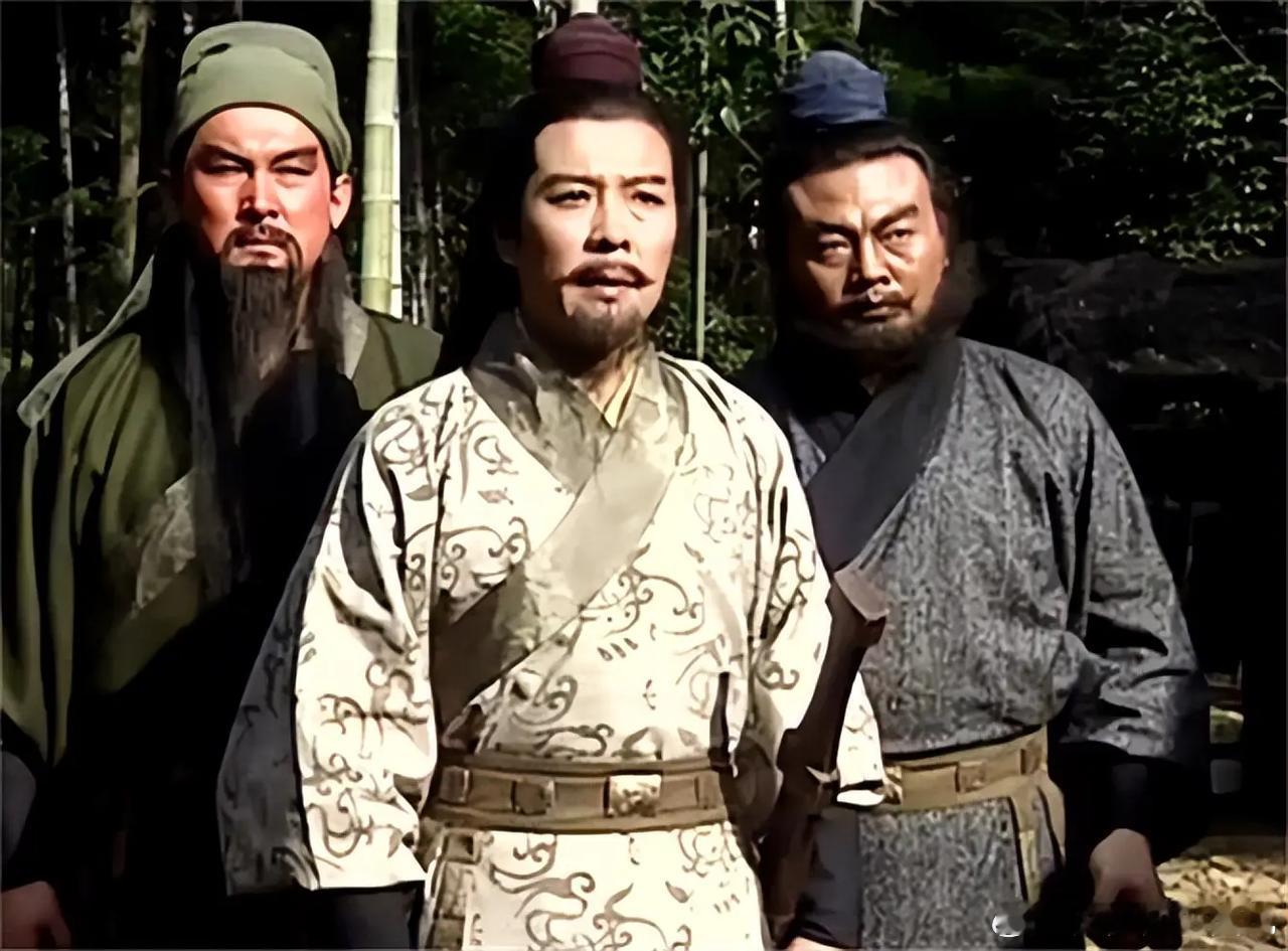 关羽张飞能文能武，社会地位也比刘备高，为何却一定要跟着刘备？提起三国，刘关张的故