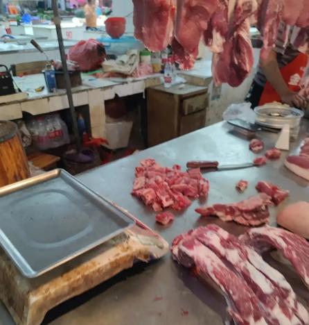 女顾客去菜市场挑了块排骨，过完秤爽快付了96块钱。眼看摊主抡起大砍刀，她随口喊了