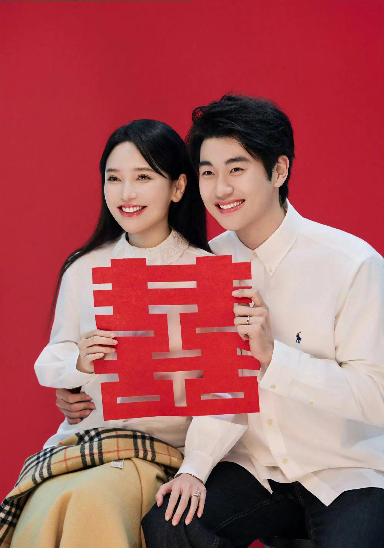 金莎和孙丞潇这对夫妻除了年龄相差得有点大，其他各方面挺般配的。

金莎是81年的