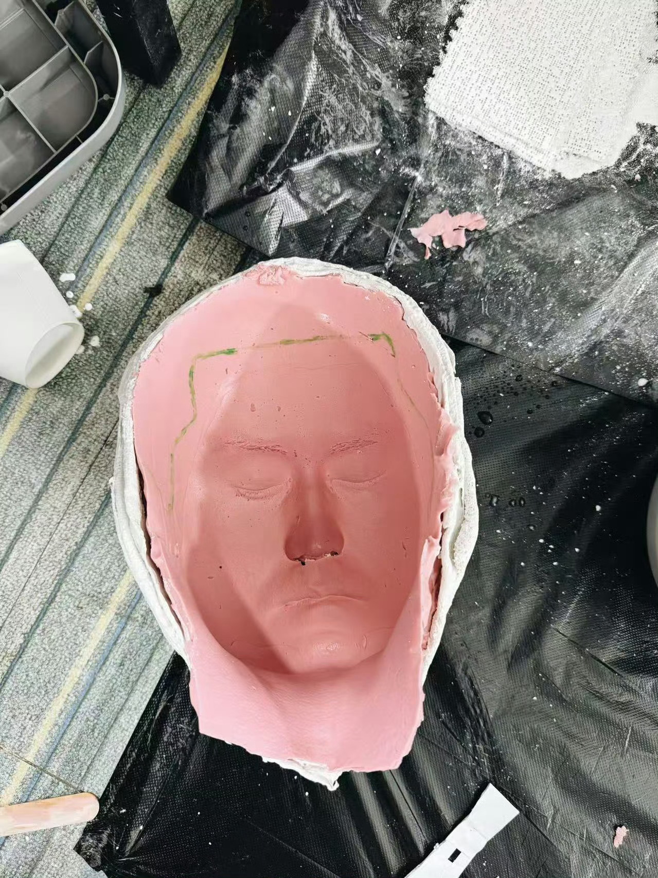 这竟然是杨玏杨玏这倒模造型绝了，脸糊得都认不出，光头白净模样，乍一看，说他演唐僧