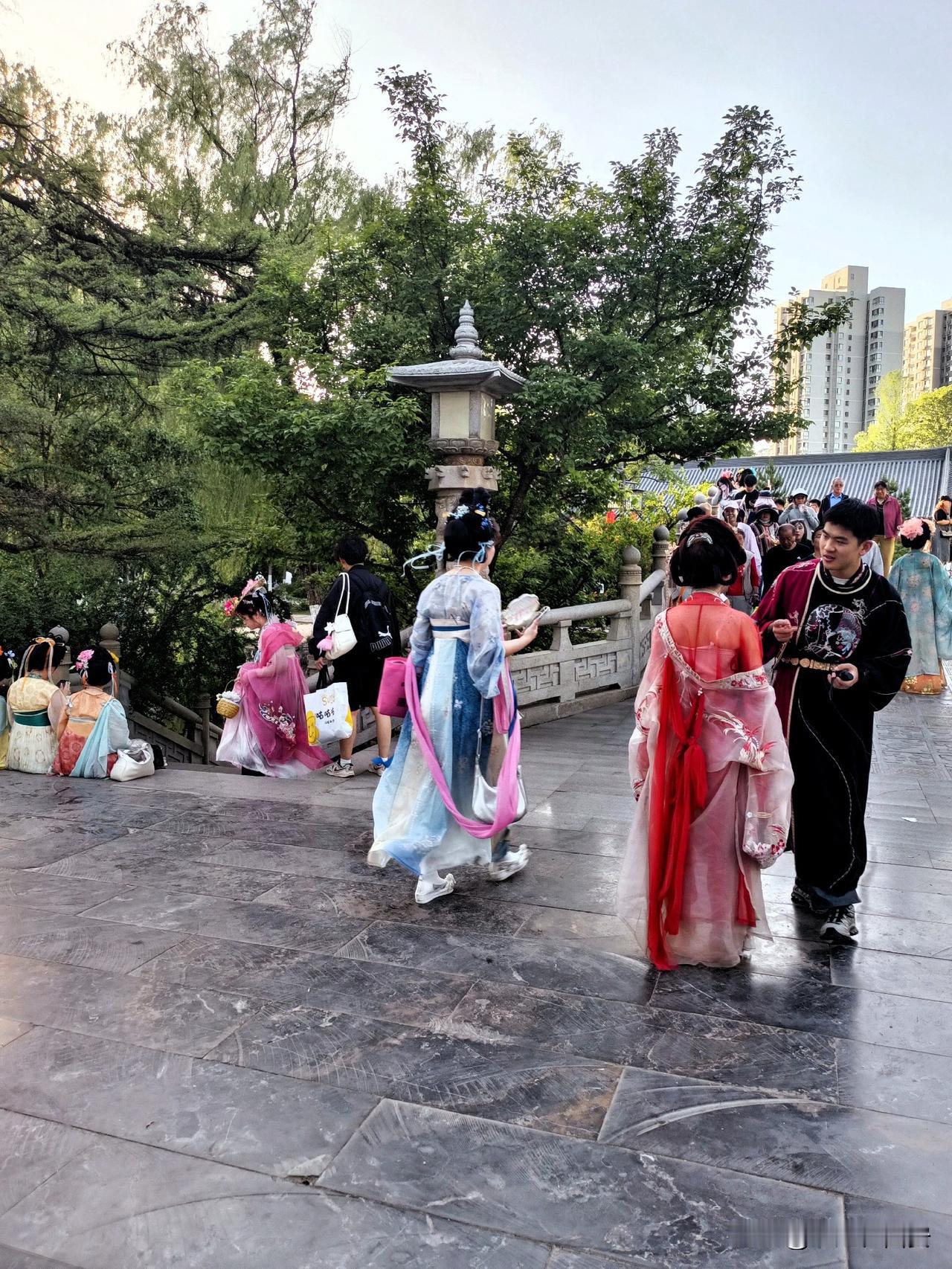 世界处处有风景，
何必四处去寻新
车马劳顿很伤身
堵车排队心添堵
不如周边走一走